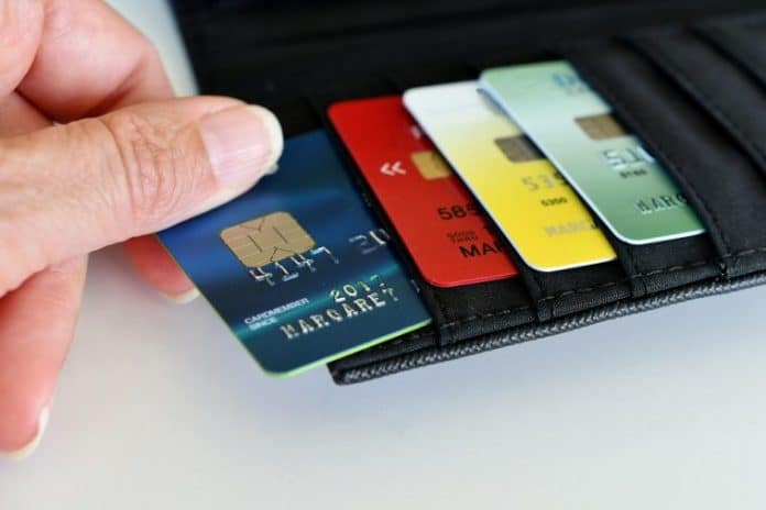 credit-cards-pulling-a-credit-card-out-of-wallet-f-2QBCGXX-758x505 cartão de crédito para quem está com nome sujo