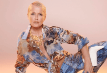 Xuxa mostra estar flexível em foto!