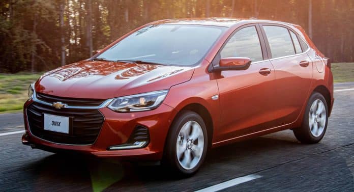 a8d348f6-2020-chevrolet-onix-hatchback-latin-american-spec-0