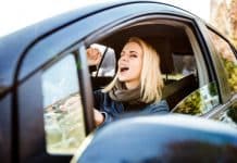 Faz bem ouvir música alta no carro? Conheça os perigosos disso